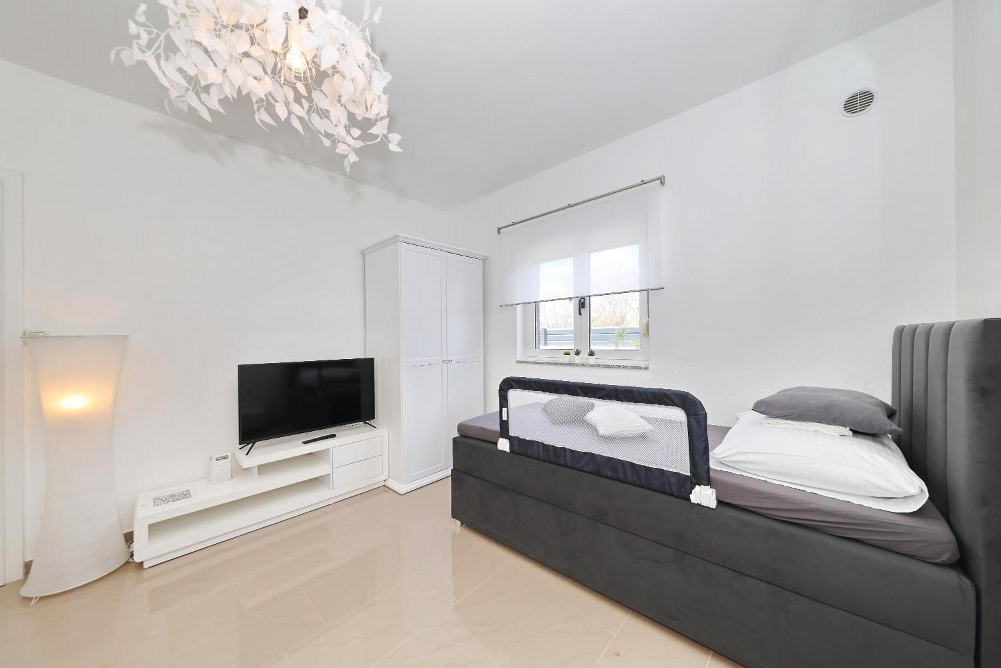 Apartments Rosini, 300M From The Beach With Shared Tavern And Bikes, Nin Exterior foto